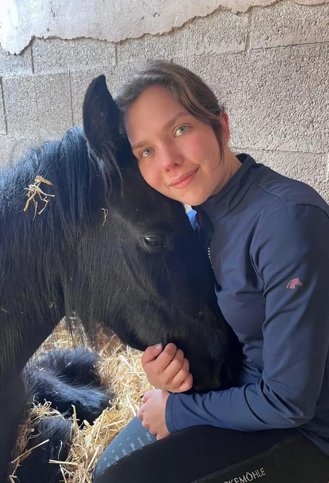 Sarah Handte mit ihrem schwarzen Pony Nero, Ihr Partner für unvergessliches Ponyreiten in Renningen