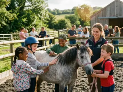 Kinder und Betreuer bei der integrativen Ponygruppe in entspannter Atmosphäre.