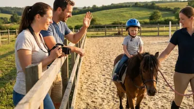 Ein glückliches Kind sitzt auf einem Pony und lacht