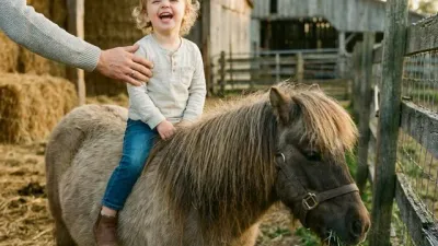 Kleines Kind sitzt glücklich auf einem Shetlandpony