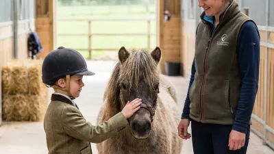 Kind streichelt sanft ein Pony bei der heilpädagogischen Arbeit.