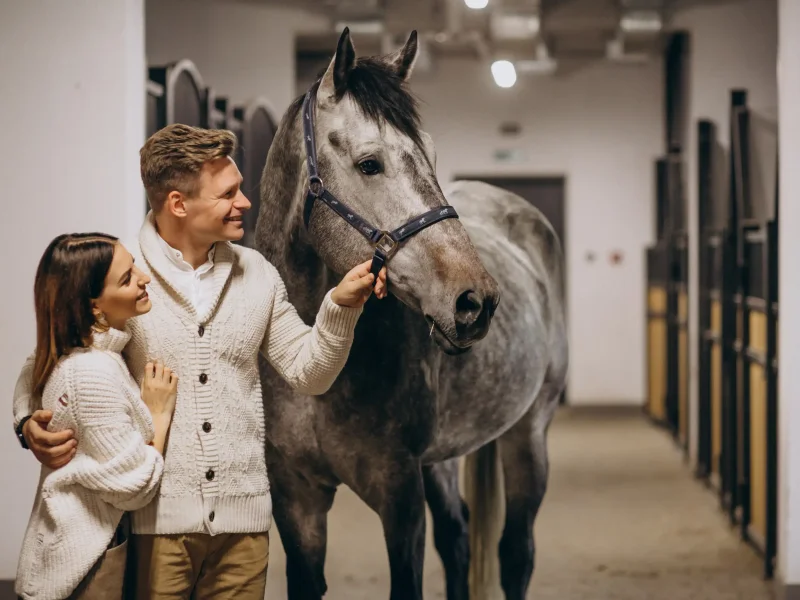 Kind bei der Reittherapie