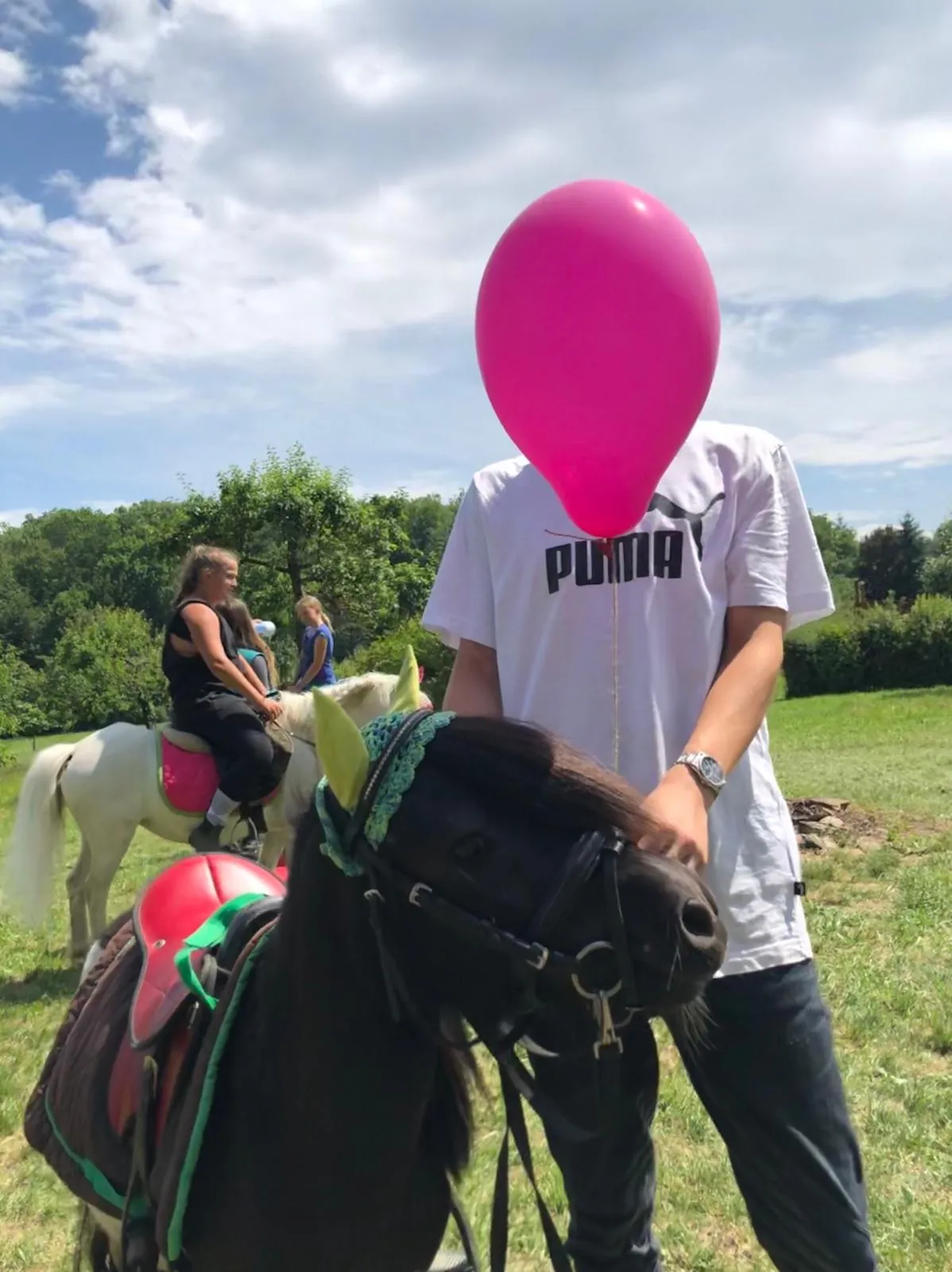 Tim und Napoleon mit Ballons - ein besonderer Moment