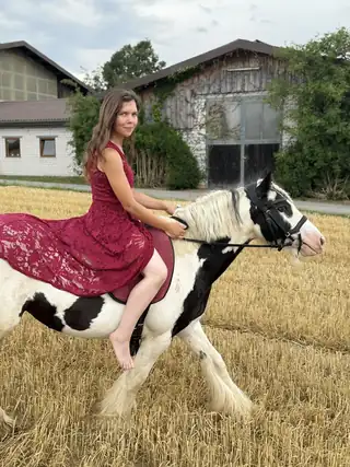 Sarah Handte mit Tinker-Stute Penelope auf einer Wiese am Ponyhof in Renningen